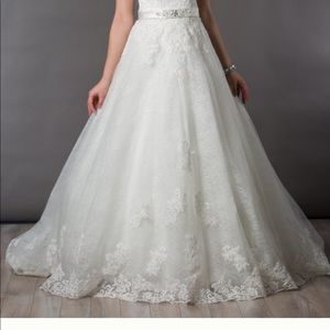 New with tags never worn. Bought for my wedding I’m unable to wear it.